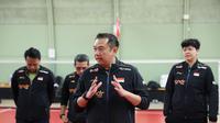 Kabid Pembinaan dan Prestasi Pelatnas PBSI Eng Hian memberikan arahan kepada tim Indonesia untuk Piala Thomas dan Uber 2026 di Horsens Badminton Club, Denmark, Selasa (21/4). (foto: PBSI)
