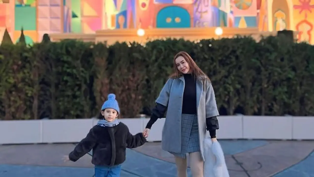 Potret Aura Kasih Liburan Ke Jepang Bersama Sang Anak Arabella (credit: instagram/aurakasih)