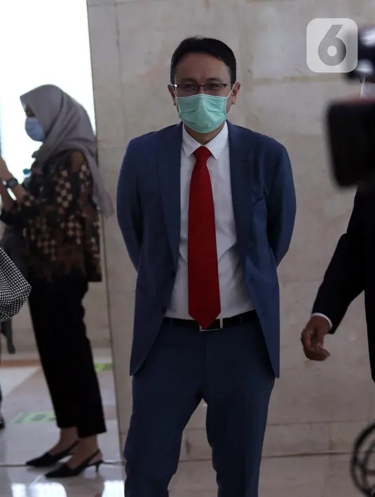 Wakil Menteri Perdagangan Jerry Sambuaga keluar ruang sidang paripurna DPR di Jakarta, Selasa (23/3/2021). DPR menunda Pembicaraan Tingkat II/Pengambilan Keputusan RUU Pengesahan Persetujuan Kemitraan Ekonomi Komprehensif Antara Republik Indonesia dan Negara-Negara EFTA. (Liputan6.com/Angga Yuniar)