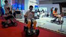 Anak-anak yang mengenakan masker mencoba kursi roda jarak jauh saat Konferensi Robot Dunia di Yichuang International Conference and Exhibition Centre, Beijing, China, 18 Agustus 2022. (AP Photo/Andy Wong)