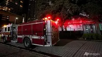 Pemadam kebakaran di luar konsulat Tiongkok pada 22 Juli 2020 di Houston. (Foto: AP / David J Phillip)