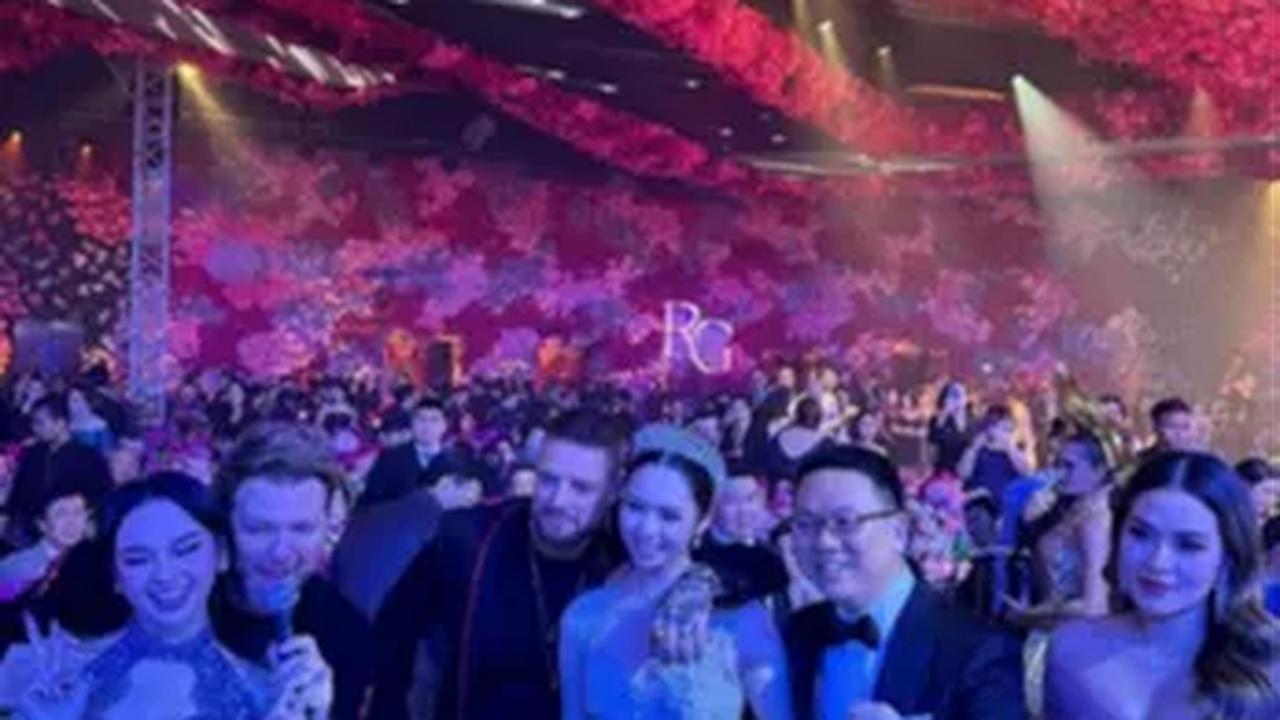 Keduanya juga menghadirkan Brian McFadden mantan member boyband Westlife.