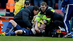 Perawatan terhadap Phil Jones setelah ditandu dari lapangan karena mengalami cidera pada pertandingan sepak bola Liga Inggris antara Stoke City vs Manchester United di Stadion Britannia, Stoke on Trent (01/02/14). (AFP/Andrew Yates)