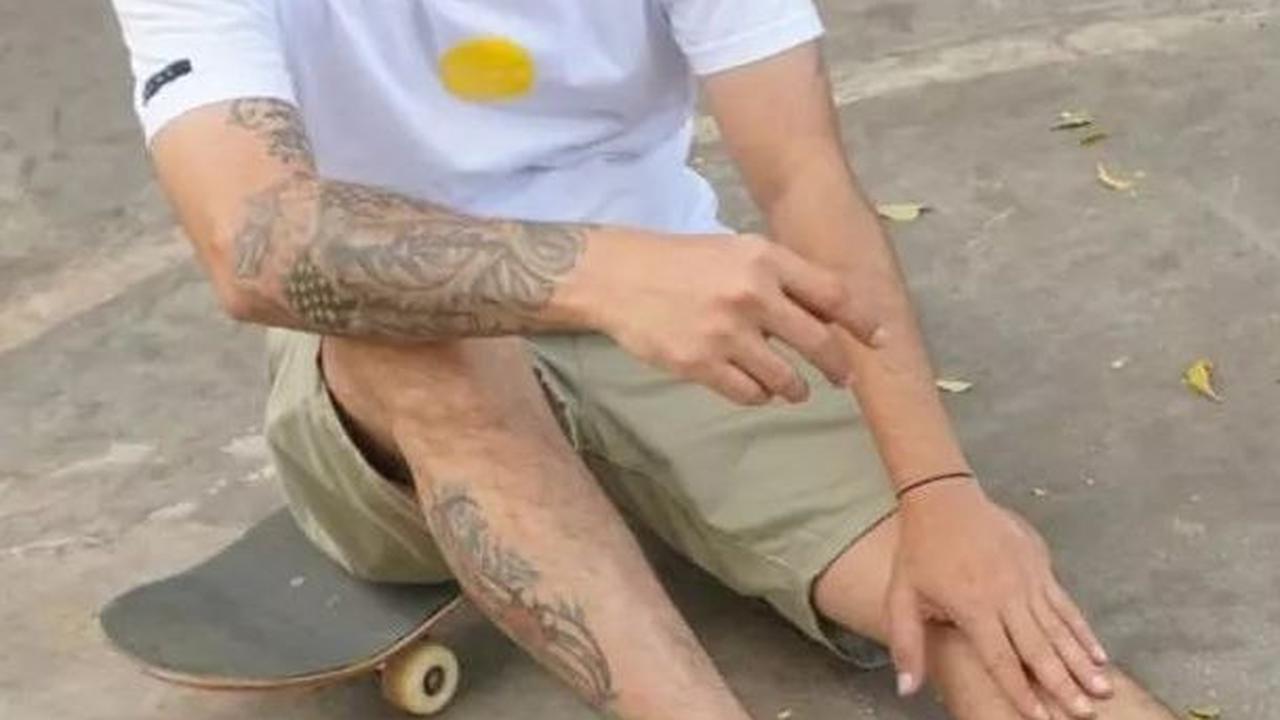 Usai puluhan tahun tak tersorot, Shendy muncul dengan penampilan yang berbeda. Ya, ia tampil nyentrik dengan tato di badannya.