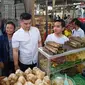 Gibran Rakabuming dan Chef Arnold saat keliling Pasar Gede, Solo, Jawa Tengah. (dok. Instagram @gibran_rakabuming/https://www.instagram.com/p/B6DWorvhuPH/Putu Elmira)