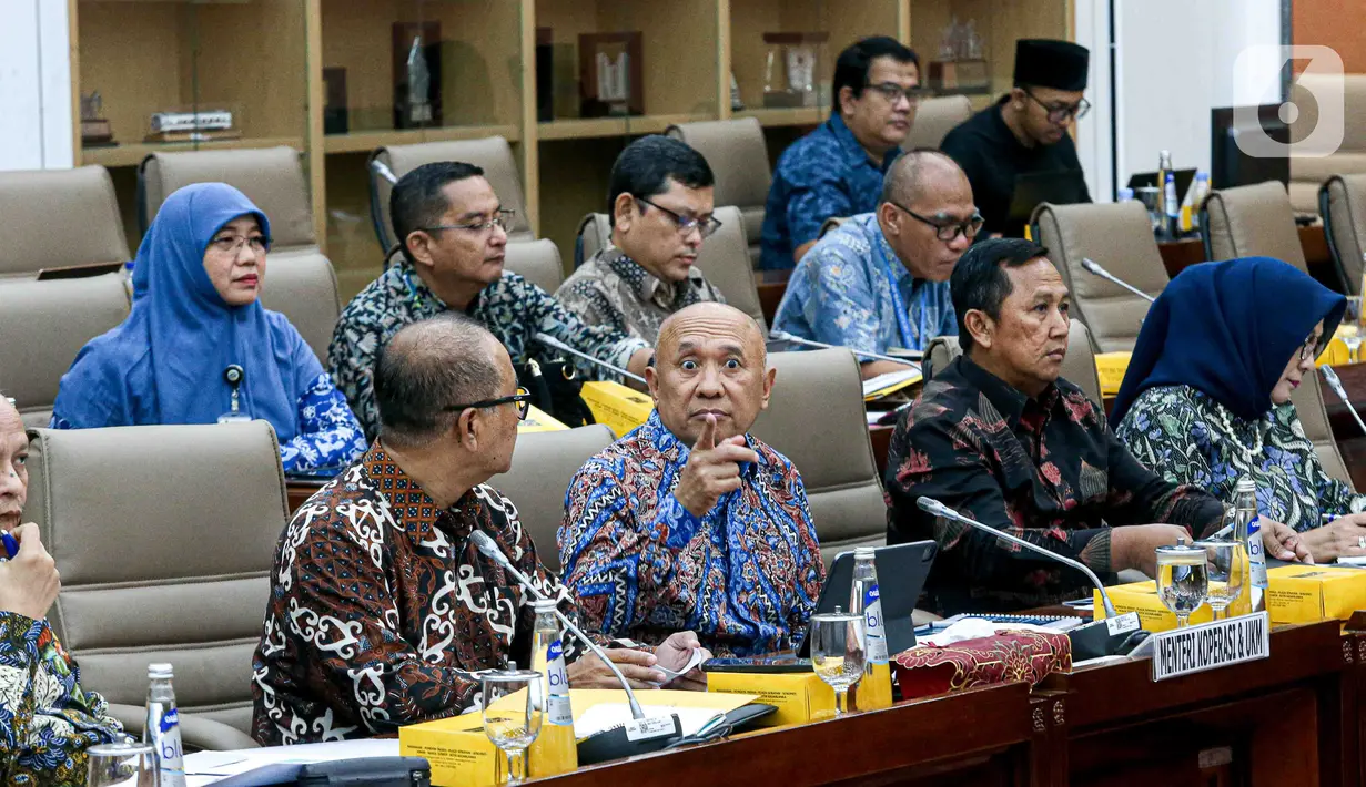 Menteri Koperasi dan UMKM Teten Masduki mengikuti rapat kerja bersama Komisi VI DPR di Kompleks Parlemen, Senayan, Jakarta, Kamis (23/11/2023). (Liputan6.com/Faizal Fanani)