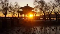 Foto yang diabadikan pada 4 Desember 2020 ini menunjukkan pemandangan matahari terbenam di Istana Musim Panas di Beijing, ibu kota China. (Xinhua/Chen Jianli)