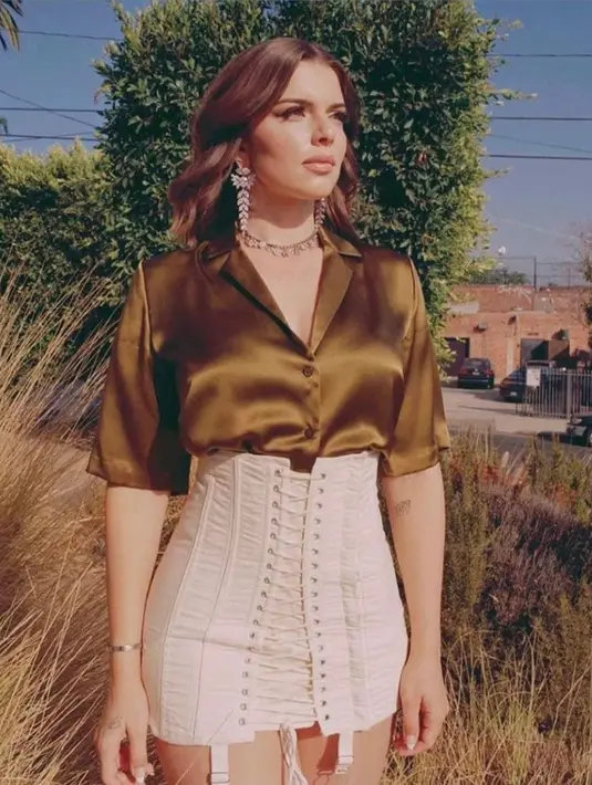 Di ragam kesempatan spesial, ia juga tampil lebih bold ala Hollywood Glam (Foto: Instagram/ Juliafox)