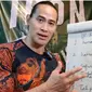 Binaragawan Ade Rai ungkap masih ada berbagai kesalahan yang dilakukan para pemula dalam memulai latihan beban. Foto: Youtube Dunia Ade Rai.