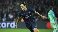 Penyerang PSG, Edison Cavani melakukan selebrasi usai mencetak gol ke gawang Barcelona pada pertandingan babak 16 besar Liga Champions di Parc Des Princes, Paris, (15/2). PSG menang 4-0 atas Barcelona. (AFP Photo / Lionel Bonaventure)