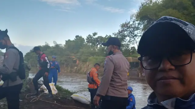 Para anggota sejak pagi tadi telah menyediakan sarana prahu gratis yang akan digunakan untuk melakukan penyembrangan siswa sekolah, setelah jembatan penghubung terputus akibat banjir. (Liputan6.com/Jayadi Supriadin)