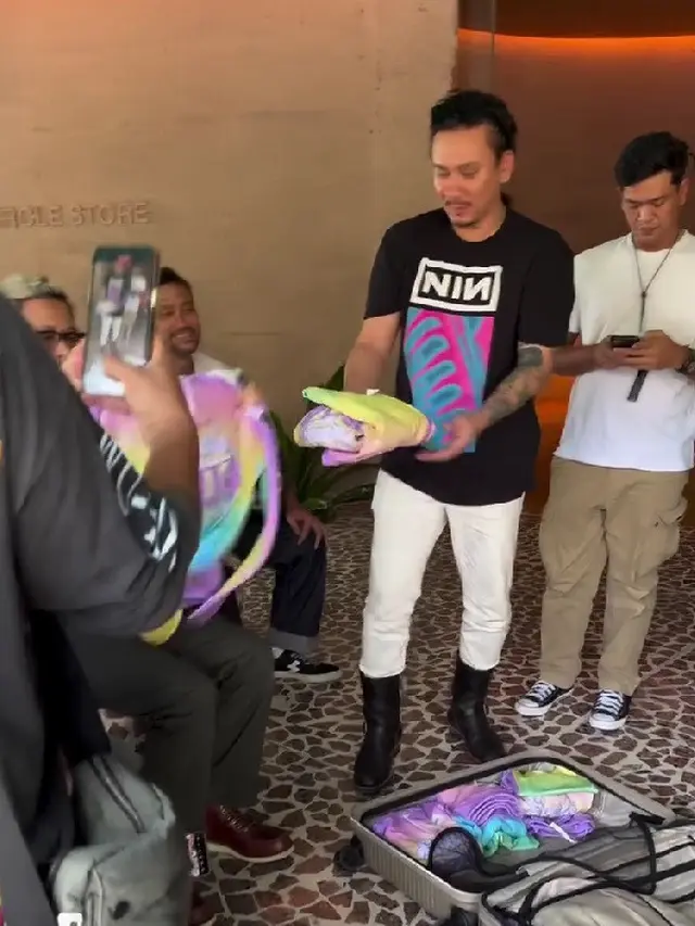 Pakai Setelan Warna-Warni untuk ke Pantai, Intip Momen Kocak  Andre Taulany yang Kembali Bagikan Seragam untuk The Prediksi