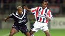 Geoffrey Prommayon (kanan). Bek kanan Belanda keturunan Thailand yang kini berusia 50 tahun ini pernah berseragam PSV Eindhoven mulai 1990 hingga 1995 dan telah pensiun bersama PSV Eindhoven pada Juli 2005 ini tercatat pernah 2 kali meraih gelar juara Eredivisie bersama PSV Eindhoven pada musim 1990/1991 dan 1991/1992. Ia total bermain dalam 51 laga di semua ajang bersama PSV dengan torehan 1 assist. (AFP/ANP/Jasper Juinen)