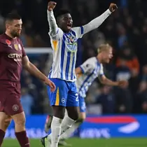 Gelandang Brighton asal Kamerun #20, Carlos Baleba (2R), merayakan golnya di lapangan setelah pertandingan Liga Primer Inggris antara Brighton dan Hove Albion dan Manchester City di Stadion Komunitas American Express di Brighton, Inggris selatan, Minggu dini hari WIB (10/11/2024). Brighton memenangkan pertandingan dengan skor 2-1. (Glyn KIRK/AFP)