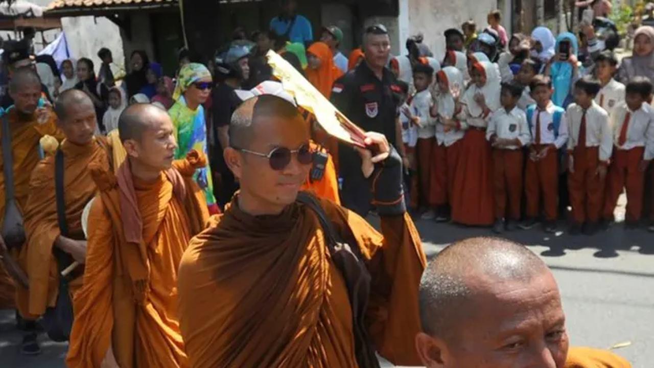 Mereka terus melakukan perjalanan menuju  Candi Borobudur sebagai pusat ibadah umat Buddha