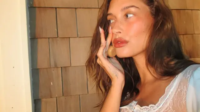 Sunburnt Blush Makeup (photo by instagram.com/haileybieber)