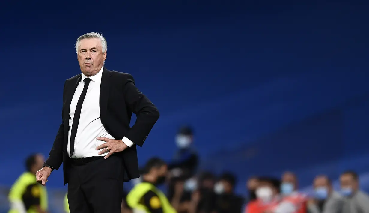 Pelatih Real Madrid, Carlo Ancelotti menyaksikan pemainnya bertanding melawan Sheriff pada pertandingan grup D Liga Champions di stadion Bernabeu di Madrid, Spanyol, Rabu (29/9/2021). Sheriff menang atas tuan rumah Real Madrid 1-2. (AP Photo/Jose Breton)