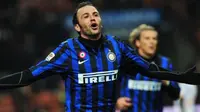 Selebrasi penyerang Inter Milan Giampaolo Pazzini usai menjebol gawang Lecce pada laga lanjutan Serie A di Stadio Giuseppe Meazza, Milan, 21 Desember 2011. AFP PHOTO/GIUSEPPE CACACE