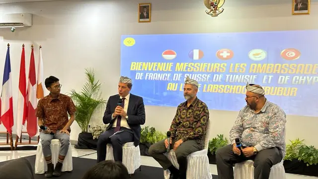 Tiga duta besar negara Francophonie dalam acara "La Semaine Franchoponie" yang diadakan di SMA Labschool Cibubur, Jumat (22/3/2024). (Liputan6/Benedikta Miranti)