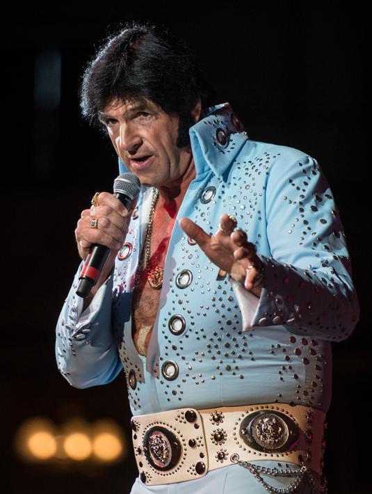 Artis McKeller tampil dalam pembukaan 'Perayaan Elvis 2018' di Blackpool Winter Gardens, Barat Laut Inggris, Jumat (29/6). Festival ini digelar untuk memperingati penyanyi legendaris Elvis Presley. (Oli SCARFF/AFP)