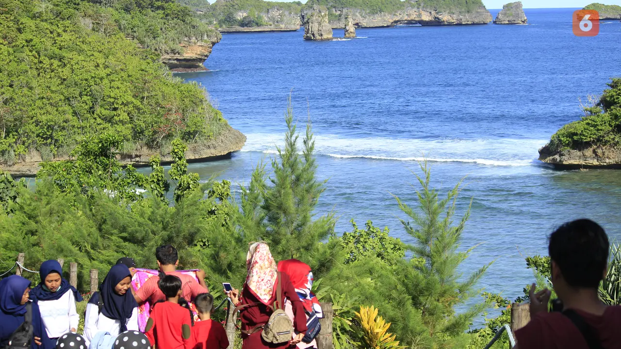 Pantai Teluk Asmara