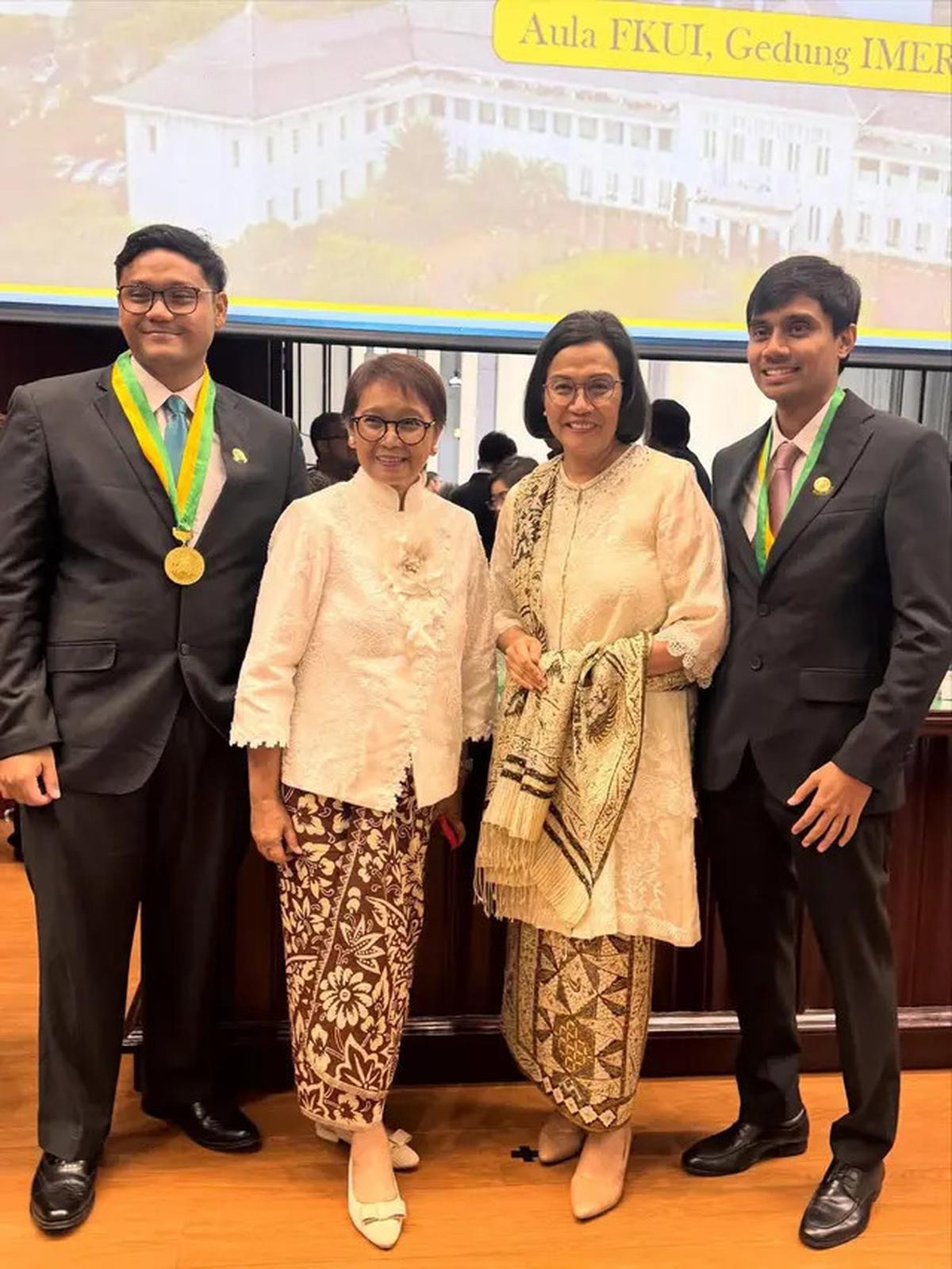 6 Potret Kompak Sri Mulyani dan Retno Marsudi Hadiri Wisuda Anak, Tampil Elegan dengan Kebaya Putih