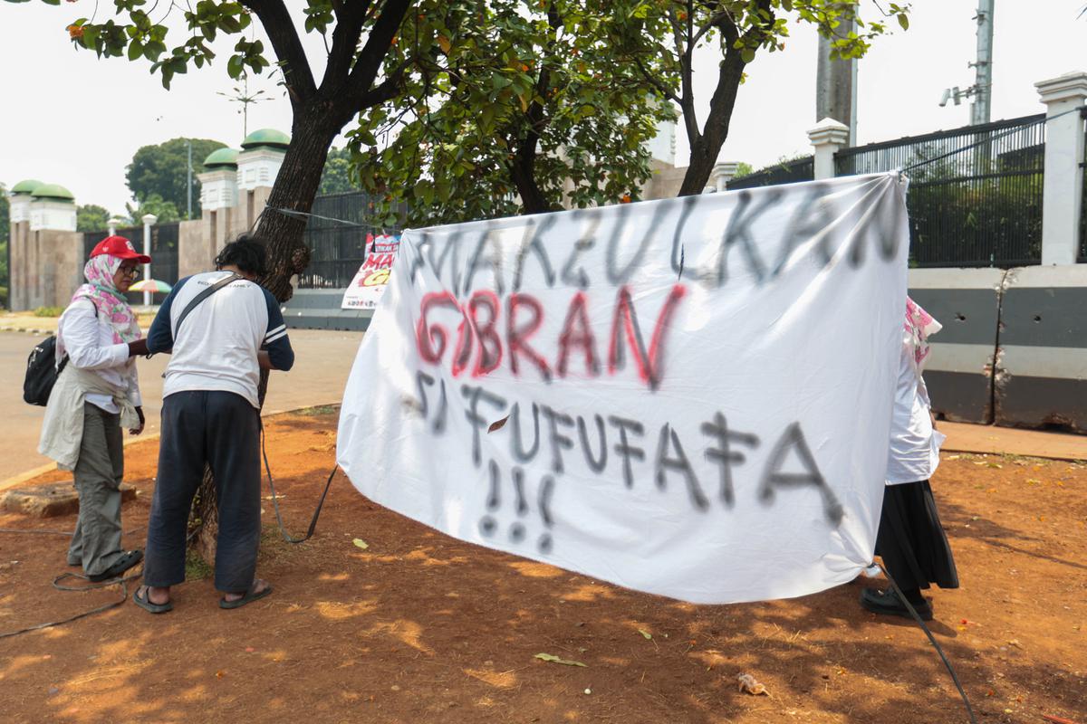 Spanduk Raksasa Terbentang dalam Aksi Tuntut Pemakzulan Gibran