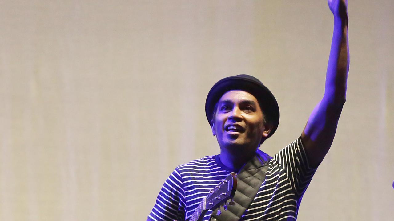 [Fimela] Potret Glenn Fredly saat beraksi di panggung