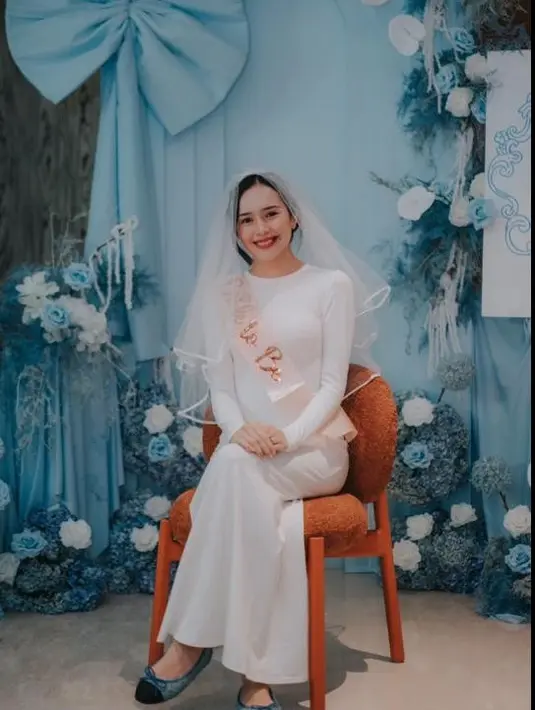 Busana yang dikenakan Beby Tsabina saat bridal shower tak kalah memesona. Di momen itu, ia tampil dalam balutan slim fit long sleeve dress berwarna putih yang simple dan elegan. [@bebytsabina].