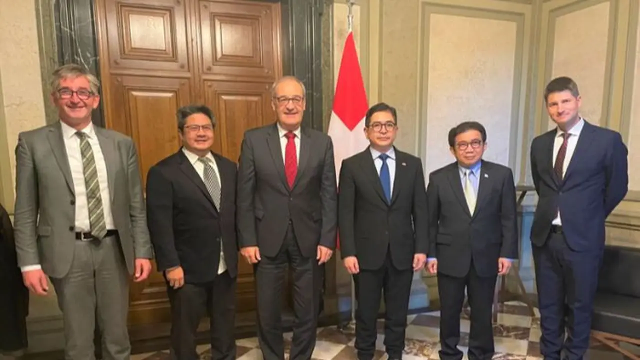 Dubes RI untuk Swiss dan Liechtenstein, Muliaman Hadad dan Kadin Indonesia saat bertemu dengan Presiden Swiss (tahun 2021) sekaligus Menteri Ekonomi, Pendidikan dan Riset Guy Parmelin dalam rangka membahas implementasi Indonesia EFTA CEPA (KBRI Bern)