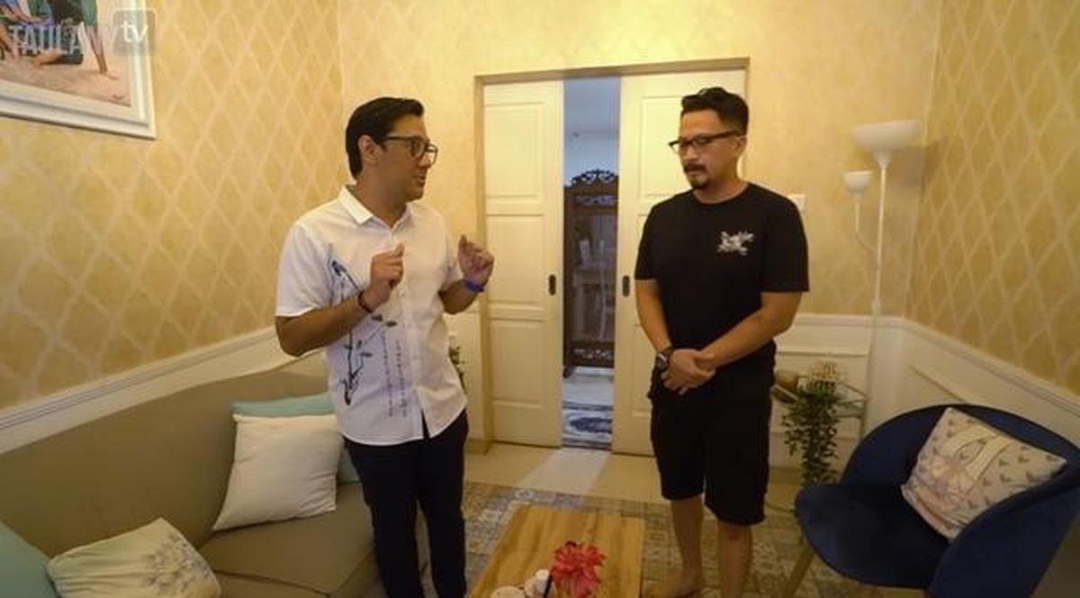 6 Potret Ruang Tamu Mini Rumah Ferry Maryadi, Inspirasi Gaya Klasik Minimalis