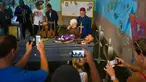 Pria bernama Divaldo Aguiar berbaring di dalam peti saat melakukan festival Burial of Pachencho di Santiago de Las Vegas, Kuba (5/2). Perayaan ini merupakan tardisi masyarakat setempat yang digelar setiap tangggal 5 Februari. (AP Photo/Ramon Espinosa)