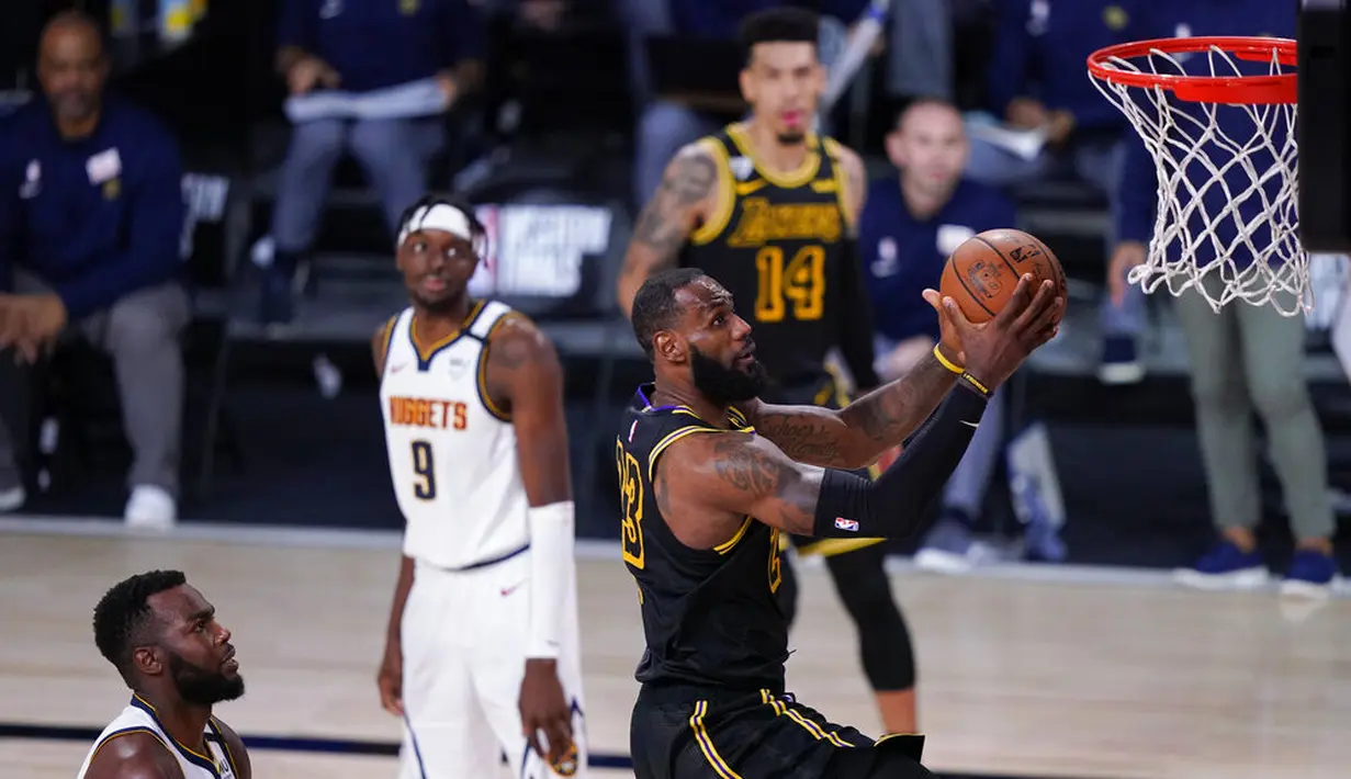 Pebasket Los Angeles Lakers, LeBron James, berusaha memasukkan bola saat melawan Denver Nuggets pada gim kedua final wilayah barat Playoff NBA 2020, Senin (21/9/2020). Lakers menang dengan skor 105-103. (AP/Mark J. Terrill)