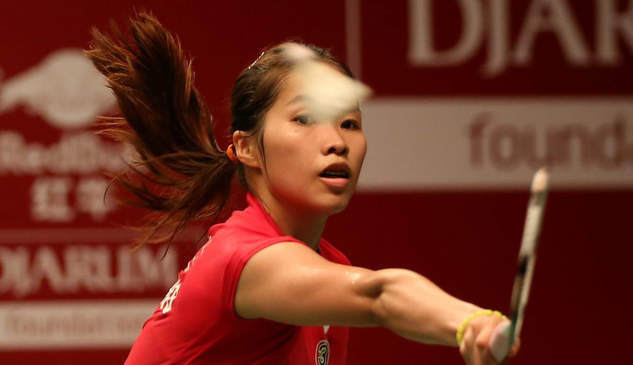 Aksi Ratchanok Intanon, saat bertanding melawan pebulutangkis Indonesia, Lindaweni Fanetri, dalam babak 16 Besar Kejuaraan Dunia Bulutangkis 2015 di Istora Gelora Bung Karno, Jakarta. Kamis (13/8/2015). (Bola.com/Arief Bagus)