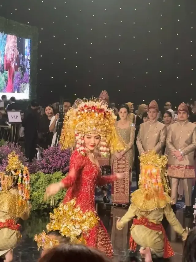 6 Pesona Glamor Febby Rastanty dalam Balutan Adat Palembang di Resepsi Pernikahan Bersama Drajad Djumantara