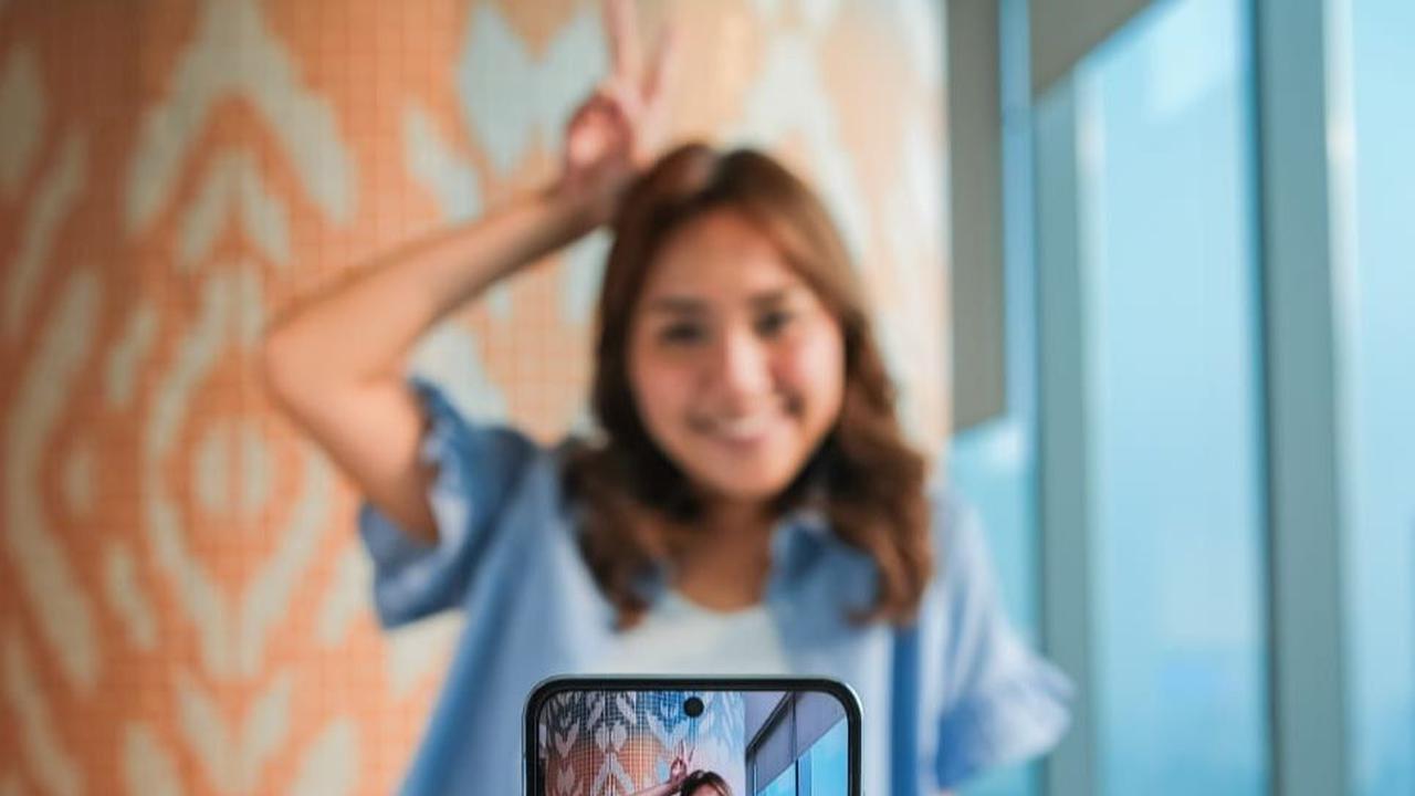 “Foldable phone ini pilihan terbaik untuk menunjukan gayamu sebagai trendsetter,” kata dia Simon Lee, President of Samsung Electronics Indonesia di Jakarta, Selasa (15/8).