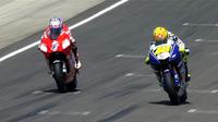 Valentino Rossi dan Casey Stoner pernah terlibat persaingan sengit di GP Amerika Serikat. (Youtube)
