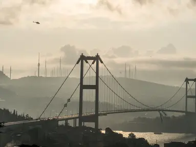 Foto yang diambil pada 11 November 2018 menunjukkan jembatan Bosphorus di Istanbul. Jembatan Bosphorus yang ikonik di Turki ini menghubungkan Ortakoy di sisi Eropa Istanbul, dengan Beylerbeyi di Anatolia, sisi Asia Istanbul. (BULENT KILIC / AFP)