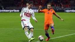 Pemain Manchester United, Daley Blind (kanan) terpaksa menjadi penonton pada ajang Piala Dunia 2018 di Russia. Blind gagal tampil setelah Timnas Belanda tersingkir pada kualifikasi Piala Dunia 2018.  (AP/Sergei Grits)