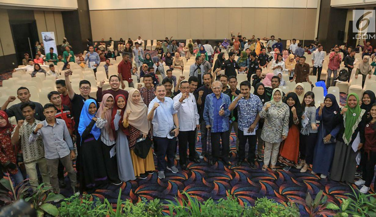 Juri SATU Indonesia Awards 2019, perwakilan Astra, pejabat daerah Kota Ternate foto bersama dengan peserta pada Bincang Inspiratif 10th SATU Indonesia Awards 2019 di Ternate (26/6/2019). Kegiatan tersebut merupakan program Semangat Astra Terpadu Untuk (SATU) Indonesia Awards. (Liputan6.com/HO/Ilham)