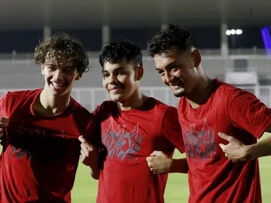 Tiga pemain keturunan dari Belanda mengikuti pemusatan latihan Timnas U-19 Indonesia. Mereka adalah Jim Croque, Max Christoffel, dan Kai Boham. Berikut potret tiga pemain tersebut saat ikut berlatih di Stadion Madya, Jakarta.