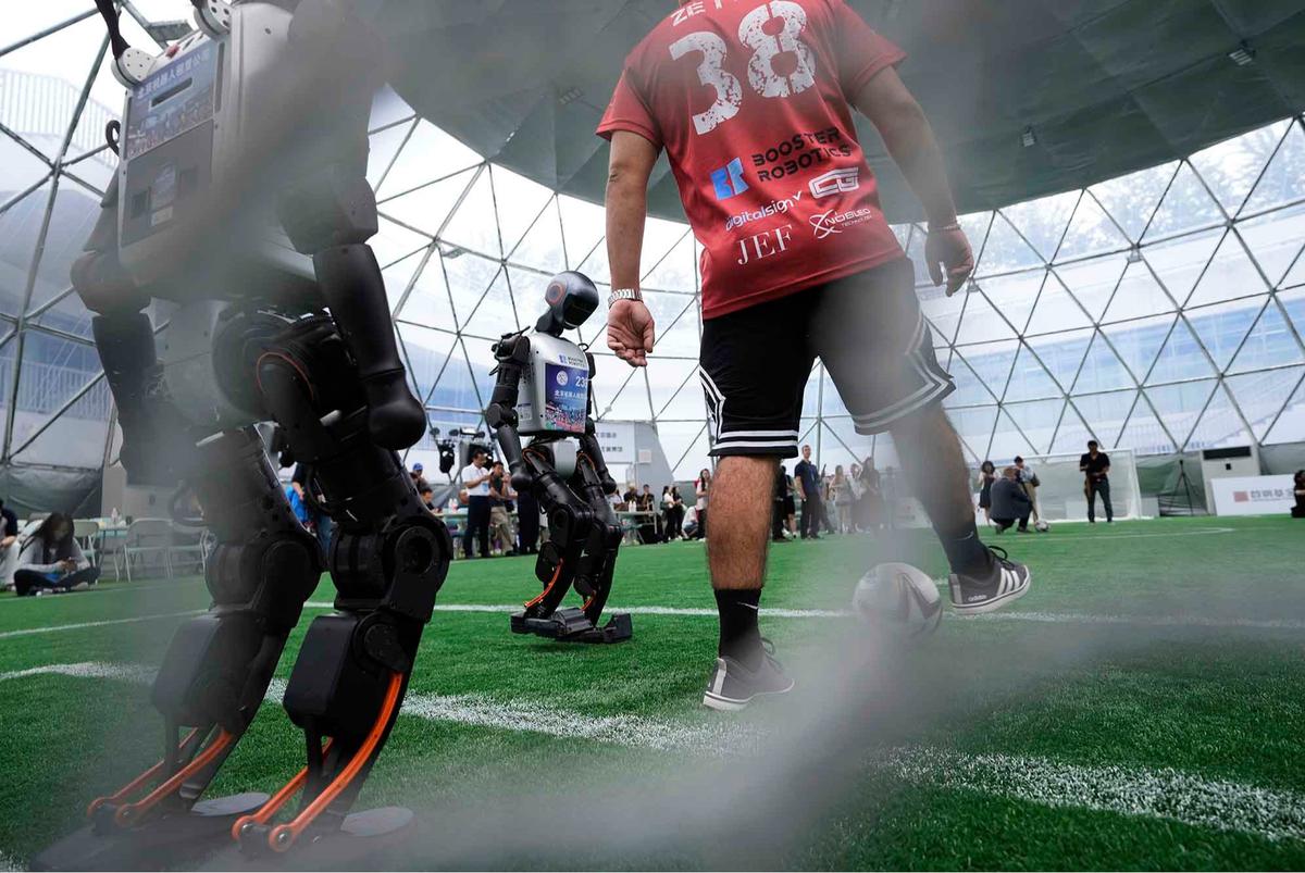 FOTO: Aksi Seru Robot Humanoid Main Bola Jelang World Humanoid Robot Games 2025