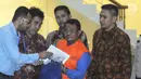 Bupati Bengkayang, Suryadman Gidot dikawal petugas usai menjalani pemeriksaan pasca OTT di Gedung KPK, Jakarta, Rabu (4/9/2019). Suryadman Gidot ditahan bersama Kepala Dinas PUPR dan lima pihak swasta. (merdeka.com/Dwi Narwoko)