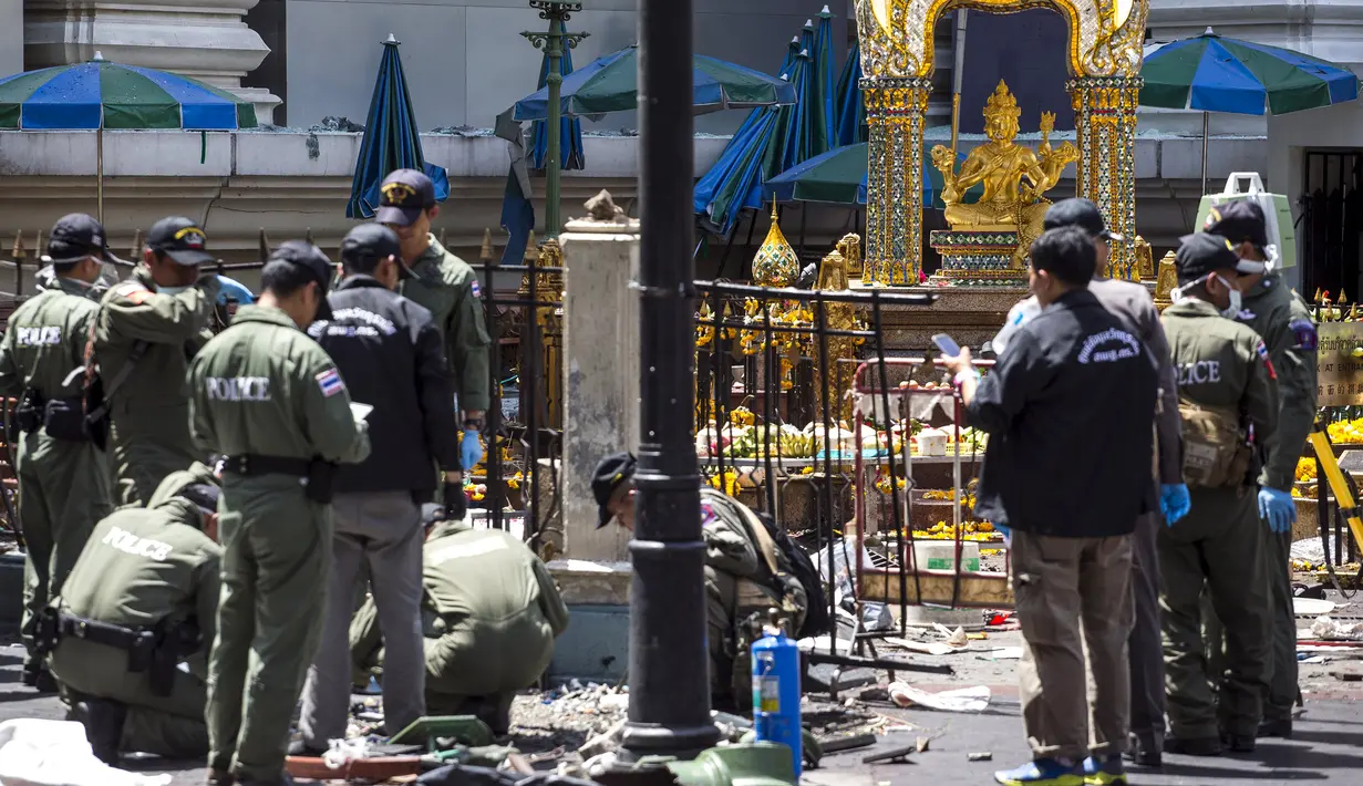 Petugas keamanan memeriksa lokasi meledaknya bom di kuil Erawan, Bangkok, Thailand, (18/8/2015). Ledakan bom tersebut menewaskan 22 orang termasuk delapan warga asing. REUTERS / Athit Perawongmetha