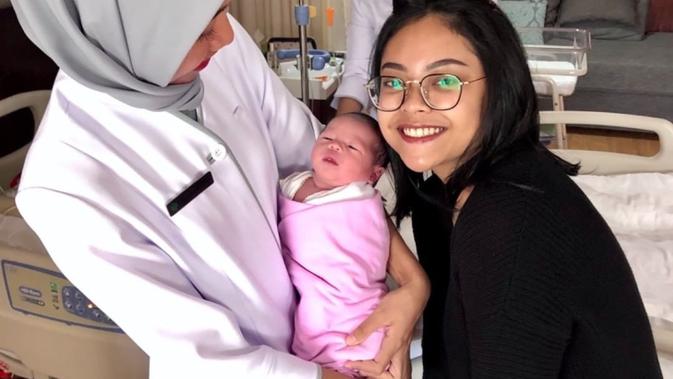 Sakina Tama dan Salima Anak Gista Putri (Sumber: Instagram/salimaputritama)
