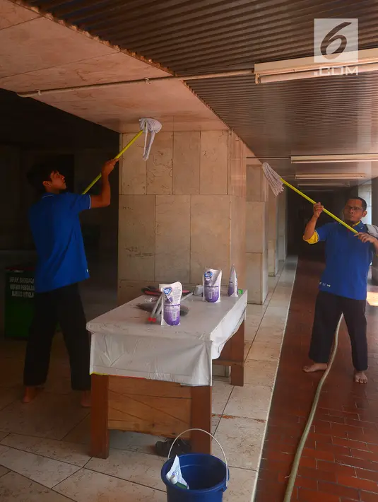 Petugas membersihkan dinding Masjid Istiqlal, Jakarta, Selasa (8/5). Kegiatan ini dalam rangka menyambut bulan suci Ramadan yang akan segera tiba. (Merdeka.com/Imam Buhori)