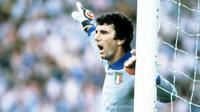 Dino Zoff. Kiper legendaris Italia ini berusia 38 tahun, 3 bulan dan 24 hari saat menghadapi Republik Ceko di Euro 1980, 21 Juni 1980. Ia memutuskan pensiun pada tahun 1983 dan telah mencatatkan 112 caps bersama Timnas Italia sepanjang kariernya. (FIFA.com)