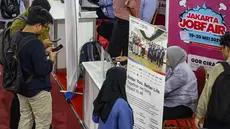 Pencari kerja memadati stan perusahaan pada Bursa Kerja Jakarta di Gelanggang Olahraga (GOR) Ciracas, Jakarta, Senin (19/5/2025). (merdeka.com/Arie Basuki)