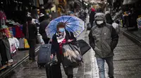 Warga yang mengenakan masker berjalan di Istanbul, Turki, Rabu (12/1/2022). Meskipun COVID-19 melonjak, negara itu sejauh ini tidak mempertimbangkan untuk memberlakukan pembatasan baru tetapi mendesak orang tetap menggunakan masker dan melakukan social distancing. (AP Photo/Francisco Seco)