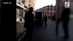Sebuah bom meledak di stasiun kereta bawah tanah di kota London. 